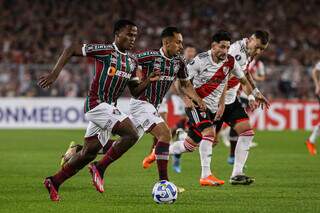 Jogadores disputam a posse da bola. (Foto: Marcelo Gonçalves/Fluminense)