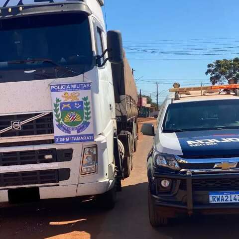 Pol&iacute;cia encontra caminh&atilde;o roubado e suspeita que motorista esteja em c&aacute;rcere 