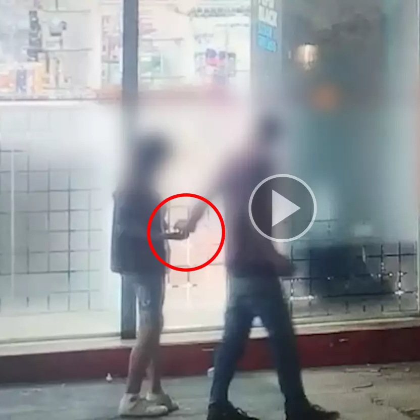Jovem é presa após ser flagrada por câmera de monitoramento vendendo droga 