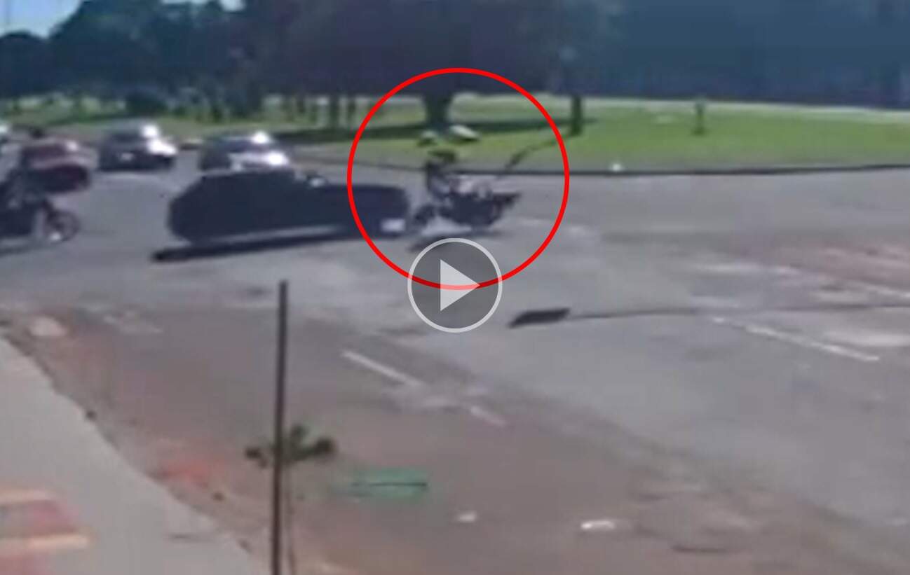 Vídeo mostra motociclista sendo arremessado após furar sinal vermelho