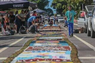 Fiéis ajeitam últimos detalhes da decoração cristã (Foto: Marcos Maluf)