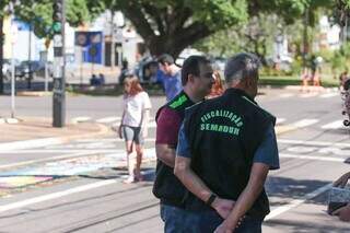 Fiscais ajudam a organizar vias junto a guardas civis (Foto: Marcos Maluf)