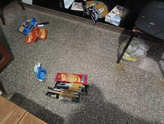 Alimentos espalhados no chão de escola infantil (Foto: Direto das Ruas)