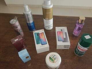 Celulares, perfumes e outros produtos que estarão à venda. (Foto: Divulgação/Casa da Criança Peniel)