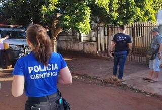 Policiais em frente à casa onde Sergio Adrian Castilho foi encontrado morto (Foto: Adilson Domingos)