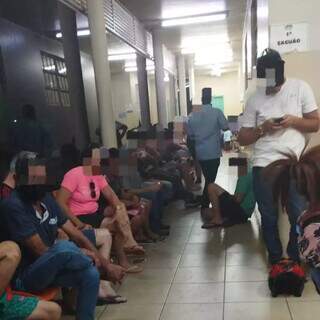 Pacientes sentado em cadeira nos corredores e no chão da unidade (Foto: Direto das Ruas)