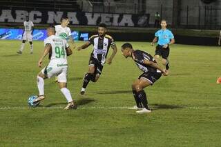 Jogadores disputam a posse da bola. (Foto: João Heemann/ACF)