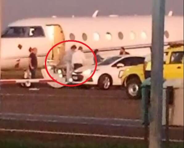 F&atilde; incondicional flagra o rei Roberto Carlos desembarcando em Campo Grande