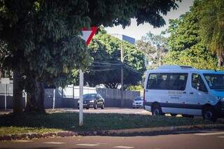 Placa de preferencial tampada em rotatória onde ocorreu acidente. (Foto: Henrique Kawaminami)