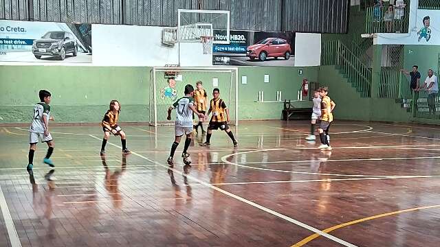 Torneio de futsal define mais quatro finalistas neste s&aacute;bado; confira a rodada