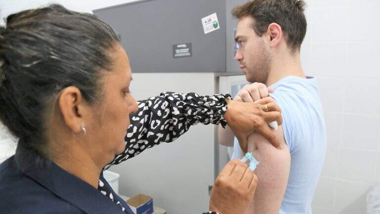 Três postos de saúde fazem plantão para vacinação contra gripe e covid