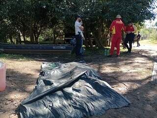 Movimentação das equipes do Corpo de Bombeiros e da Polícia Civil no local. (Foto: Fatos Regionais)