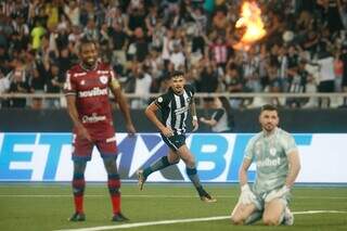 Tiquinho comemora lance que manteve o time carioca na liderança da competição. (Foto: Reprodução/@Botafogo no Twitter)