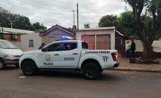 Viatura da polícia paraguaia em frente ao local onde homem foi morto, de madrugada (Foto: Direto das Ruas)