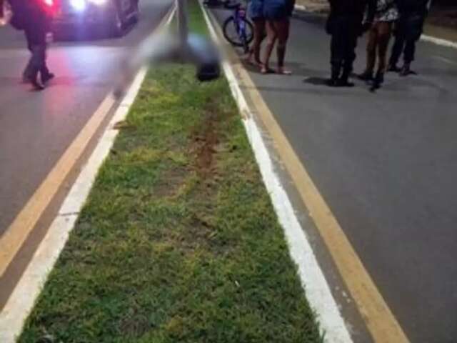 Motociclista &eacute; arremessada contra poste em acidente e socorrida em estado grave