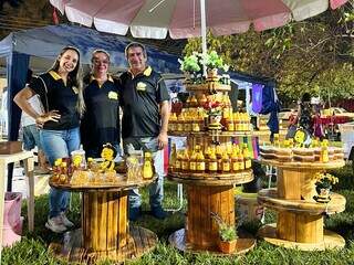 Nas feiras, família vende mel produzido no Apiário Trevejo. (Foto: Arquivo pessoal)