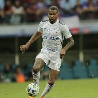 O jogador do Cruzeiro, Wesley, com a posse da bola. (Foto: Reprodução/@Cruzeiro no Twitter)