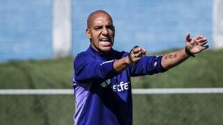 Técnico Pepa, do Cruzeiro, em treinamento na Toca da Raposa (Foto: Gustavo Aleixo/Cruzeiro)