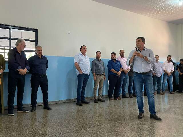 Governador entrega reforma de escola onde m&atilde;e deu aula e Azambuja estudou