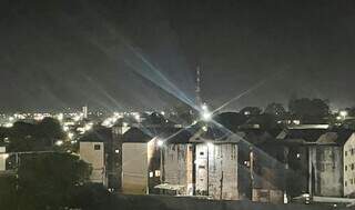 Moradora do condomínio vizinho registrou energia em um dos blocos, na noite desta sexta-feira (10) em local conhecido como Carandiru. (Foto: Direto das Ruas)