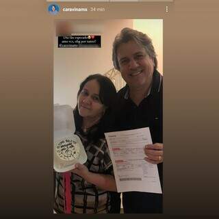 Wanderleia com o bolo de agradecimento da filha e Pedro Caravina com o boleto. (Foto/Instagram)