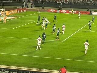 Disputa de bola entre as equipes durante o jogo (Foto: Lucimar Couto)