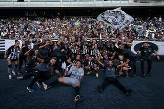 Jogadoras do Botafogo comemorando acesso diante da torcida (Foto: Divulgação)