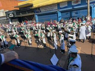 Apresentação de fanfarra em uma das principais avenidas da cidade (Foto: Hosana de Lourdes)