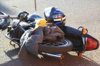 Motocicleta, capacete, casaco e boné da vítima no local do acidente. (Foto: Alex Machado)