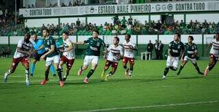 Disputa de bola durante o segundo tempo da partida em Goiás (Foto: Divulgação/Goiás)