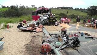 Destroços dos veículos no local do acidente (Foto: Reprodução/Rádio Alternativa)