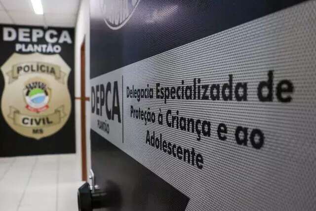 M&atilde;e denuncia bab&aacute; ap&oacute;s encontrar marcas roxas em filho de quatro anos