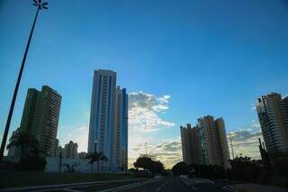 Céu da capital amanheceu aberto com algums nuvens neste domingo (Foto: Alex Machado)