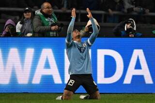 Luciano Rodríguez comemorando o gol do título uruguaio (Foto: Copa do Mundo FIFA/Twitter)