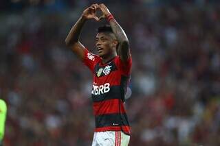 Bruno Henrique comemorando gol marcado após longo período de lesão (Foto: Gilvan de Souza/CRF)