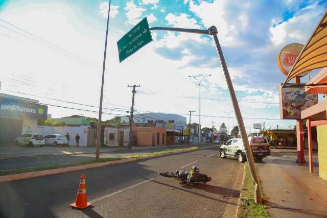 Adolescente de 17 anos morre ao bater moto em placa