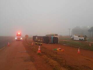 Ônibus parou tombado às margens da rodovia (Foto: Sidney Assis)