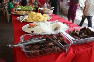 No encontro foi servido almoço com churrasco e outros pratos. (Foto: Alex Machado)