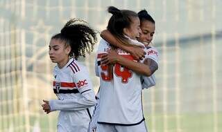 Jogadoras do São Paulo comemoram vitória. (Foto: Reprodução/Twitter)