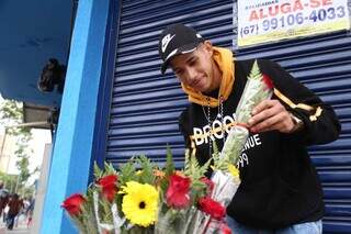 Esta é a primeira vez que Daniel vende flores na data comemorativa (Foto: Alex Machado)