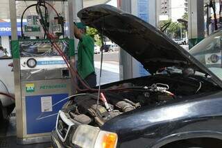 Veículo abastecendo com gás natural em posto de combustível em Campo Grande. (Foto: Arquivo/Campo Grande News)