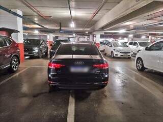 Audi A4 parou bem no meio da marcação entre uma vaga e outra em shopping da Capital. (Foto: Direto das Ruas)