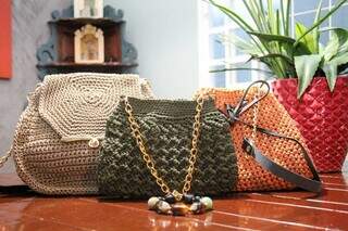Bolsas de crochê são um dos trabalhos feitos à mão. (Foto: Juliano Almeida)