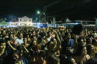 Públicou ocupou a rua para acompanhar apresentação do grupo musical. (Foto: Juliano Almeida)