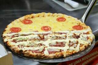 Pizza com dois sabores montada na Capital. (Foto: Campo Grande News/Arquivo)