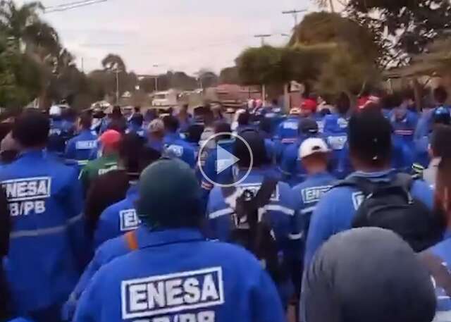 Protesto contra empresa de engenharia causa lentid&atilde;o no tr&acirc;nsito em rodovia 