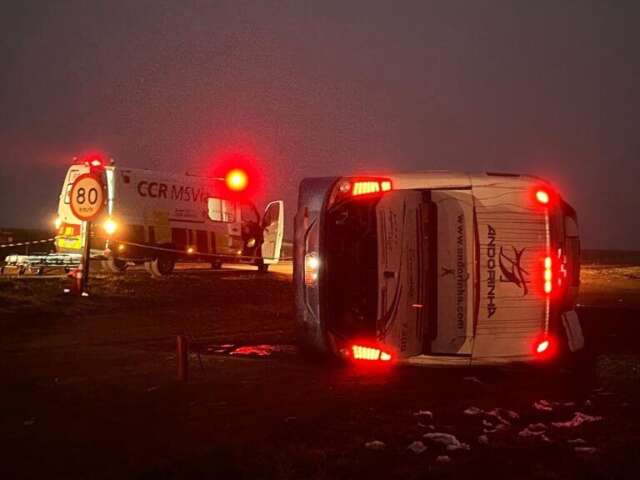 &Ocirc;nibus tomba, 28 ficam feridos e mulher morre 