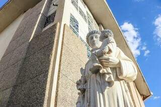 Estátua do santo em frente à Catedral Nossa Senhora da Abadia e Santo Antônio (Foto: Henrique Kawaminami)