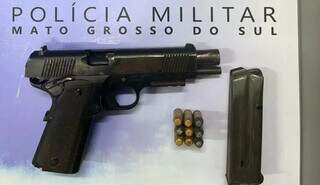 Pistola que era usada por Felipe na tentativa de assalto. (Foto: Divulgação | BPChoque)