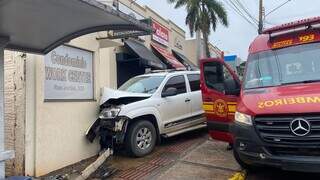 Motorista perde controle e bate caminhonete em guarita de condom&iacute;nio